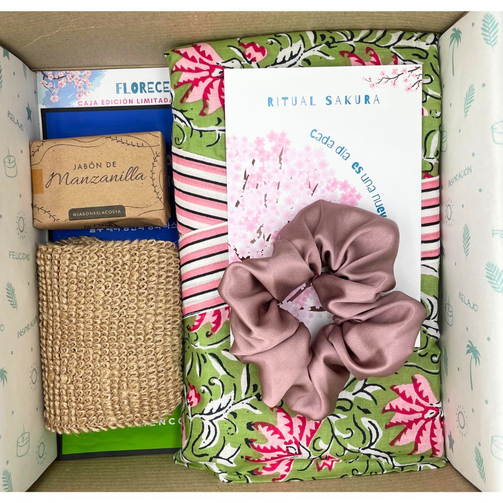 Caja de regalo Florece · bata, scrunchie de seda y skincare