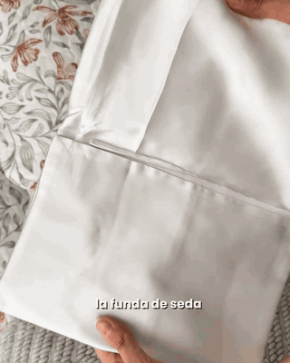Modelo mostrando funda de seda Karmas